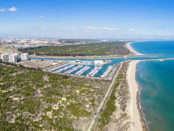 Vista-Panoramica-Puerto-y-Playa-scaled